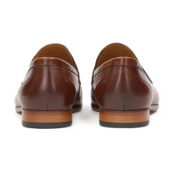Bruine leren loafers met reliëf.Dit product valt groot uit.