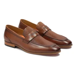 Bruine leren loafers met reliëf.Dit product valt groot uit.