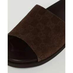 Bruine sandalen met bandjes en gesp