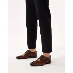 Klassieke bruine brogues met een rozetdecoratie