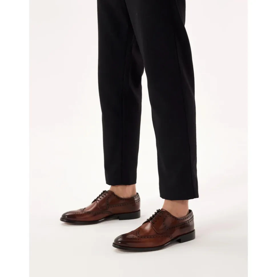 Klassieke bruine brogues met een rozetdecoratie