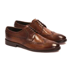 Klassieke bruine brogues met een rozetdecoratie
