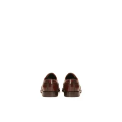 Klassieke bruine brogues met een rozetdecoratie