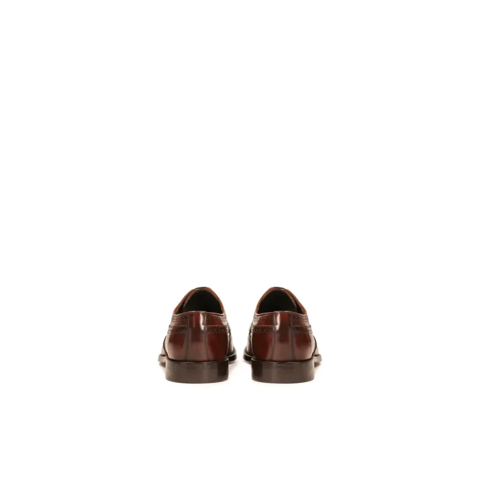 Klassieke bruine brogues met een rozetdecoratie