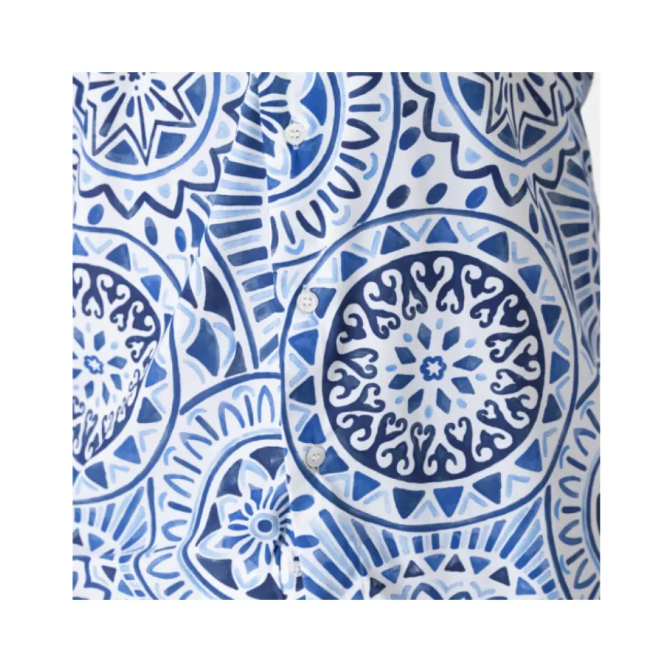 Wit overhemd met blauwe motieven