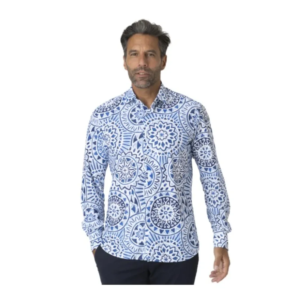 Wit overhemd met blauwe motieven