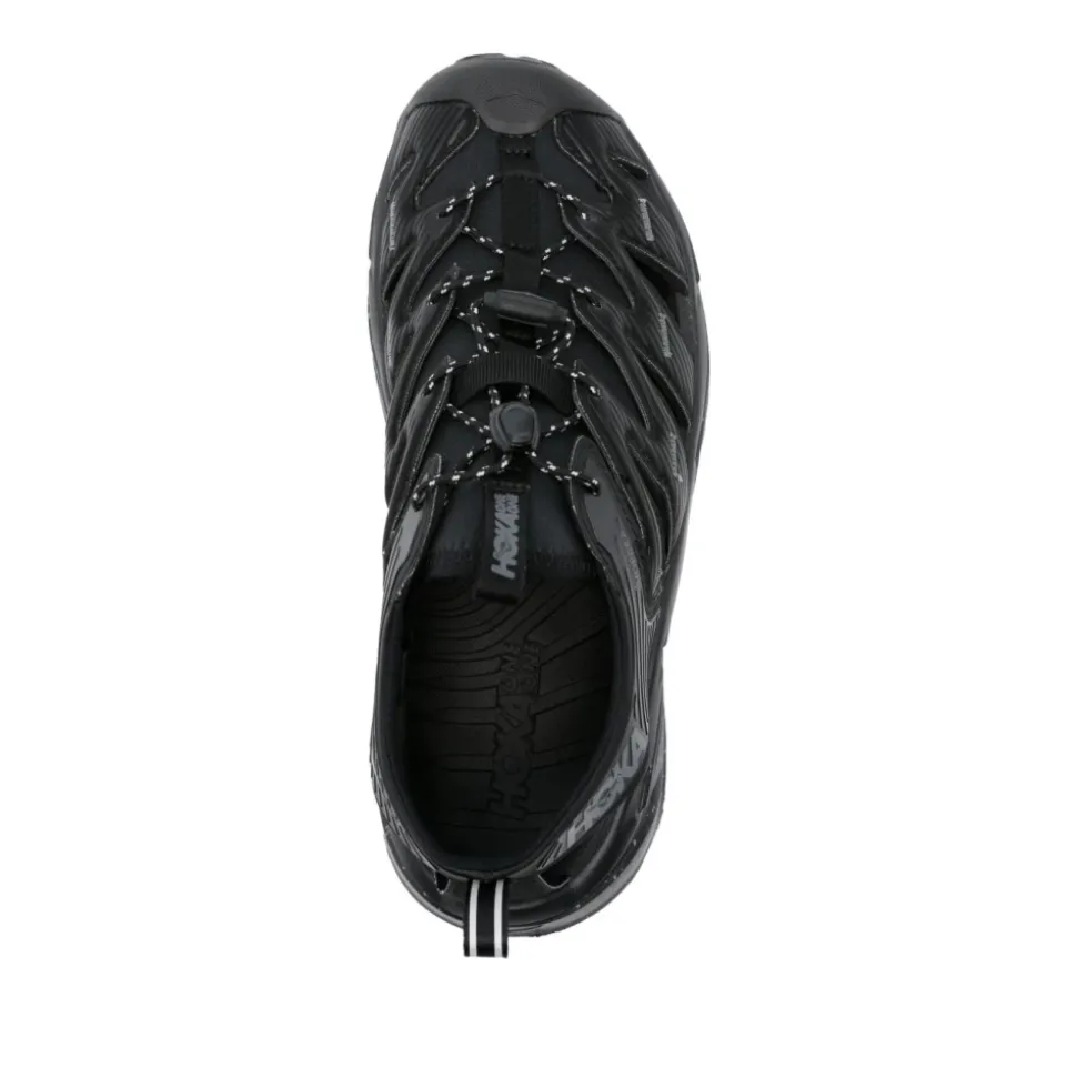 Zwarte lichtgewicht sneakers met uitsnijddesign
