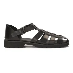 Zwarte sandalen voor mannen met een bedekte hak en een teen.Dit product valt groot uit.